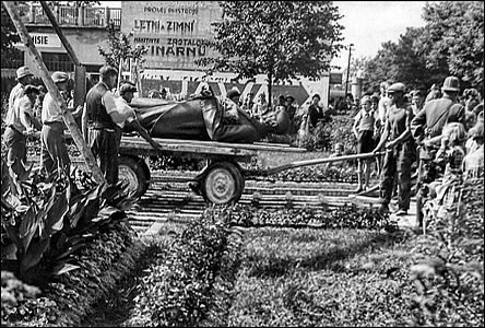 Další snímek z odstraňování pomníku T. G. Masaryka v červenci roku 1940.